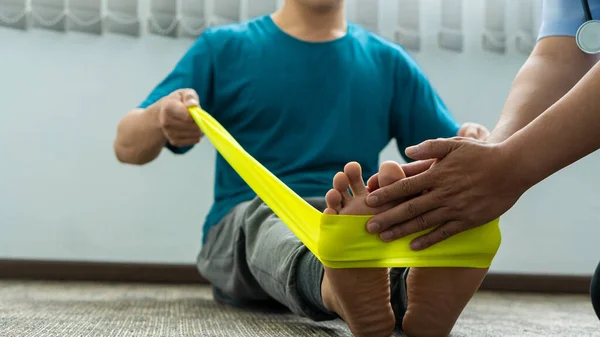 Ayak Bileği Ağrılı Doktor Masaj Konsepti Veriyor Sağlık Fizik Tedavi — Stok fotoğraf