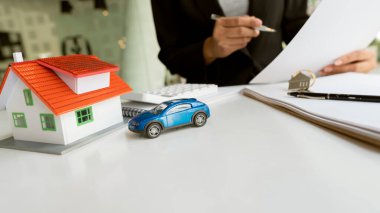 İşletme fikirleri ev ve araba satın alma sözleşmeleri sunuyor. ve ev projelerini müşterilere sunuyorum.