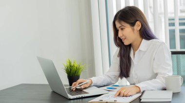 Ofiste çalışan bir iş adamı. Bilgisayarı ve grafik veri tabloları ve hesap makineleri. Masanızda hesaplamak ve analiz etmek için..