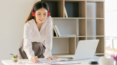 Ofiste çalışan bir iş adamı. Bilgisayarı ve grafik veri tabloları ve hesap makineleri. Masanızda hesaplamak ve analiz etmek için..