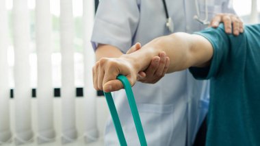 Vücudu ağrıyan ve doktor destekli bakımdan yorgun düşmüş genç bir adam. Tıbbi ve fizyoterapi sağlık kavramları.