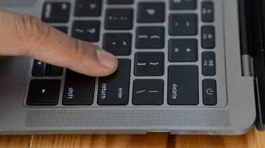 Klavyeye el basarak bir mesaj yazma konseptini girin ve tamam.