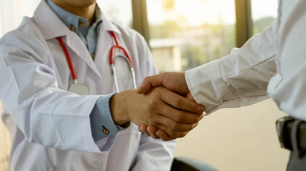 Patients Doctors Shake Hands Giving Advice Advice Treating Medical Concepts — Stock Photo, Image