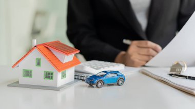 Emlak alıp satma işi. Satış temsilcileri ev veya daire satın alma ve satın alma ve kiralama fikirleri için sözleşmeler sunuyor..