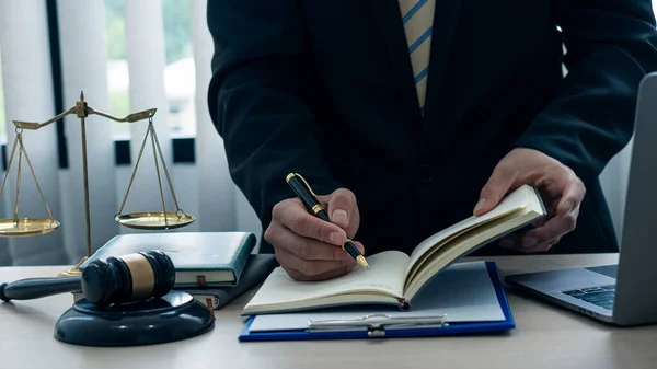 Ein Anwalt Oder Richter Arbeitet Büro Und Reicht Die Papiere — Stockfoto