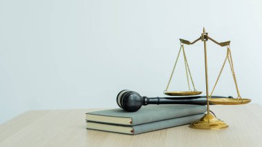 Adalet terazisi ve hakimin çekici avukatın ve hukuk müşavirinin konsept defterine konur..