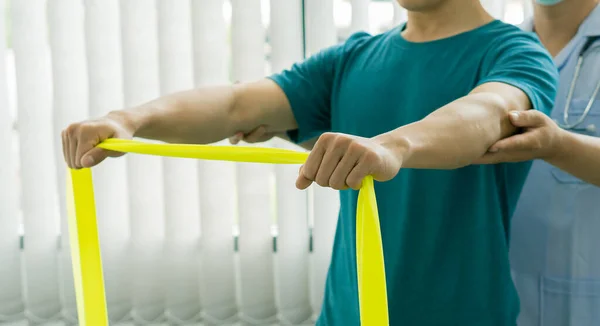 Young Man Shoulder Pain See Doctor Physical Therapy Concept — Stock Photo, Image