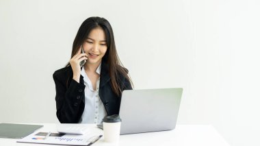 Bilgisayarda ve cep telefonunda çalışan bir kadın, gemide ev finans ve vergilerini hesaplayan bir hesap makinesiyle çalışıyor. Evde aile giderlerini yöneten bir kadın ya da kadın muhasebeci. Banka danışmanları ve denetçiler