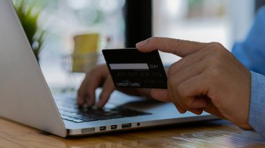 İnternet üzerinden alışveriş ve internet bankaları aracılığıyla ödeme yapma kavramı.