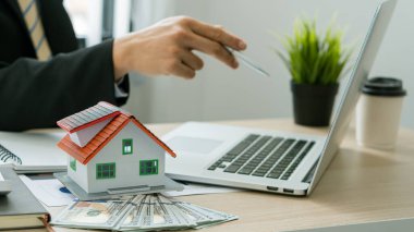Emlakçılık işi, ev satın almak, daire satın almak, kredi ve faiz oranlarını tartışmak, ev satın almak ve kiralama fikirlerini tartışmak için bir sözleşme öneriyor.