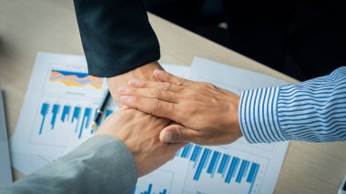 Toplantıdan sonra iş yerindekilerin el sıkışması.