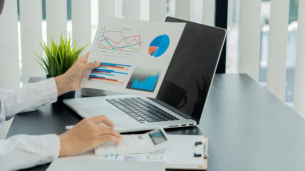 Hombre Negocios Mirando Documento Gráfico Financiero Compañía Para Análisis Orientación —  Fotos de Stock