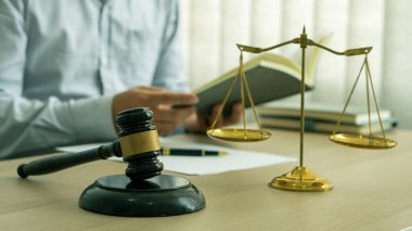 Avukatlar, bürodaki pirinç pullu ve çekiçli sözleşme belgelerini tartışırlar. Yasal danışmanlık hizmetleri. Tavsiye. Adalet.