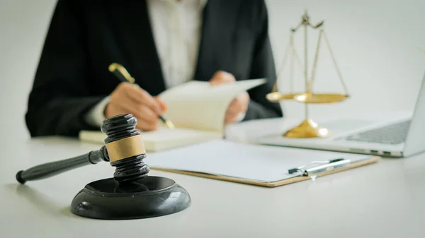 Advogados Discutem Papelada Contratual Com Balanças Latão Mesas Martelos Escritório — Fotografia de Stock