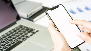 Beyaz ekran cep telefonu tutan ve e-posta yazan bir iş adamı.