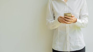 İş adamı cep telefonuyla çalışıyor ve e-posta gönderiyor.