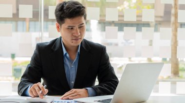 Muhasebeciler kalem tutan hesap makineleri ve bilgisayarlar kullanır ve iş adamları mali verileri ve grafik raporlarını analiz ederler. finansal muhasebe kavramı