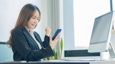 Muhasebeciler kalem tutan hesap makineleri ve bilgisayarlar kullanır ve iş adamları mali verileri ve grafik raporlarını analiz ederler. finansal muhasebe kavramı