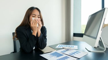 Muhasebeciler kalem tutan hesap makineleri ve bilgisayarlar kullanır ve iş adamları mali verileri ve grafik raporlarını analiz ederler. finansal muhasebe kavramı