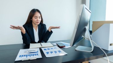 Muhasebeciler kalem tutan hesap makineleri ve bilgisayarlar kullanır ve iş adamları mali verileri ve grafik raporlarını analiz ederler. finansal muhasebe kavramı