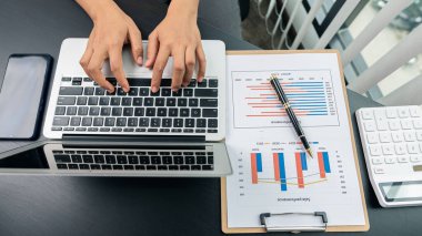 Finansal veri analizi ve piyasa büyüme raporlarıyla çalışan iş adamlarının en iyi görüşü. Finansal konsept şirketinin kazanç stratejisi planlaması üzerine sunum ve beyin fırtınası.