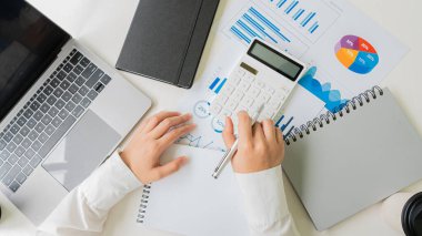 Finansal veri analizi ve piyasa büyüme raporlarıyla çalışan iş adamlarının en iyi görüşü. Finansal konsept şirketinin kazanç stratejisi planlaması üzerine sunum ve beyin fırtınası.