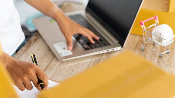 Start Een Mkb Bedrijf Online Winkelen Laptop Computer Met Pakketdoos — Stockfoto