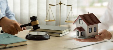 Emlak kralları, sözleşmeye yasal olarak girmek için ev satın alma sözleşmesi ve belgesel şartları üzerinde çalışırlar. Konut ve konut sigortası satma veya ofiste kiralama fikirleri.