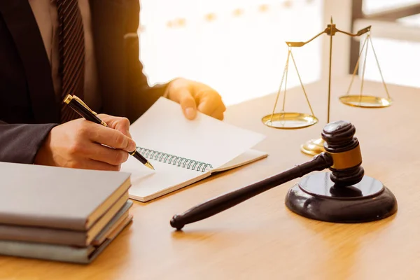 Σφυρί Δικαστή Και Ορειχάλκινη Ζυγαριά Ξύλινο Τραπέζι Στο Γραφείο Δικηγόρους — Φωτογραφία Αρχείου
