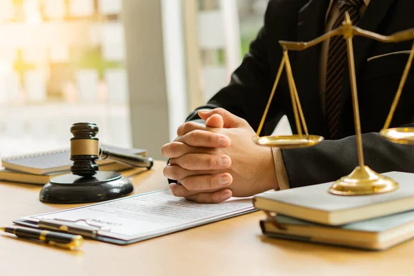 Rechter Hamer Messing Weegschalen Een Houten Tafel Het Kantoor Met — Stockfoto