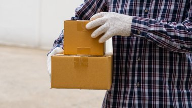 Teslimatçı beyaz eldivenli bir karton kutu taşıyordu ve teslimat hızlı ve bedavaydı. Çevrimiçi alışveriş ve hızlı teslimat