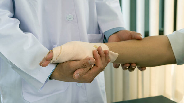 Врач, который делает физиотерапию пациента медицинскую концепцию