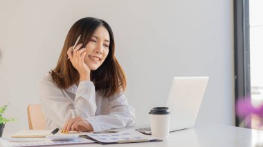 Şirket finansmanlarını analiz etmek ve hesaplamak için laptop ve grafik belgeleriyle çalışan iş kadını.