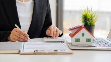 Emlak işi, gayrimenkul satış temsilcisi fikirleri, ev satın alma sözleşmeleri ve ofis müşterilerine konut planı projeleri teklif etmek.