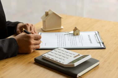 Emlak işi, gayrimenkul satış temsilcisi fikirleri, ev satın alma sözleşmeleri ve ofis müşterilerine konut planı projeleri teklif etmek.