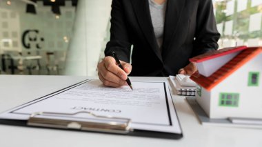 Emlak işi, gayrimenkul satış temsilcisi fikirleri, ev satın alma sözleşmeleri ve ofis müşterilerine konut planı projeleri teklif etmek.