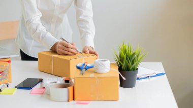 Küçük İş Kuruluşu, KOBİ Sahipleri, Girişimciler, Okuma ve Yazma Sayıları. Kutuları hazırlamak için bir dizüstü bilgisayardan sipariş almak ve kontrol etmek. Müşterilere KOBİ iş fikirlerini çevrimiçi sat ve teslim et