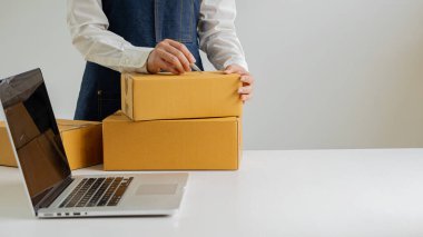 Küçük İş Kuruluşu, KOBİ Sahipleri, Girişimciler, Okuma ve Yazma Sayıları. Kutuları hazırlamak için bir dizüstü bilgisayardan sipariş almak ve kontrol etmek. Müşterilere KOBİ iş fikirlerini çevrimiçi sat ve teslim et