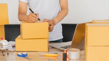 Küçük İş Kuruluşu, KOBİ Sahipleri, Girişimciler, Okuma ve Yazma Sayıları. Kutuları hazırlamak için bir dizüstü bilgisayardan sipariş almak ve kontrol etmek. Müşterilere KOBİ iş fikirlerini çevrimiçi sat ve teslim et