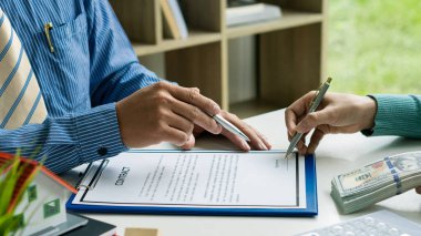 Satıcı ev satın alma sözleşmesi teklif eder veya kredi ve faiz oranlarını tartışır. Yeni ev sahipleri arasında bir ev alırken veya masa, çalışma alanı, ev satın alma ve kiralama fikirleri arasında.