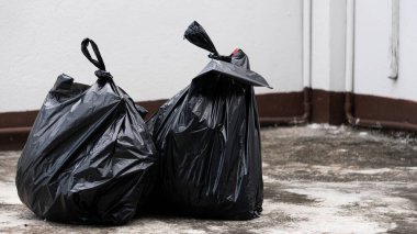 İki siyah çöp torbası yerde yatıyordu. Çevre koruma kavramı