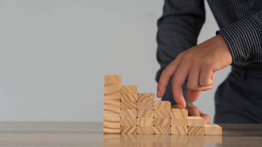 İş planları ve stratejileri, insan elinin tahta basamaklardan tırmanması riskini taşıyor. Girişimciler iş yerinde başarı yaratıyor..