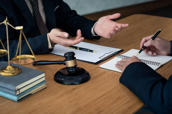 Geschäftsmann Und Rechtsanwalt Diskutieren Vertragsunterlagen Tisch Rechtsideen Beratung Vereinbarungen Mit — Stockfoto
