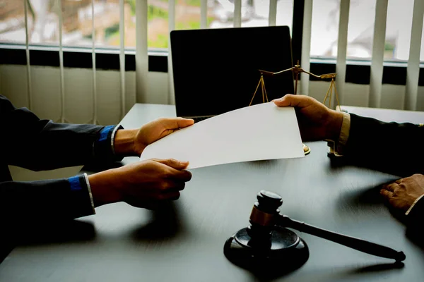 Üzletember Ügyvéd Tárgyalja Meg Asztalnál Ülő Szerződési Dokumentumokat Jogi Ötletek — Stock Fotó