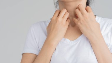 Kaşıntıdan boynunu kaşıyan kadın, tıbbi konsept.