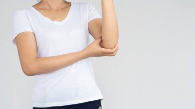 Eklemlerini tutan kadının dirseği tıbbi bir konsept için ağrıyor..
