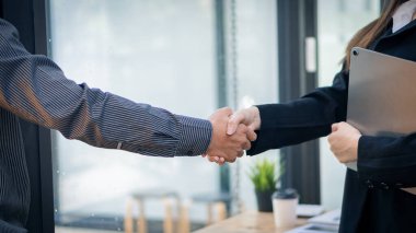 İş adamları, iki kişinin bir ortaklık, takım işbirliği, bulanık bir geçmiş anlaşmasıyla el ele tutuştukları toplantıyı sonlandırdılar..