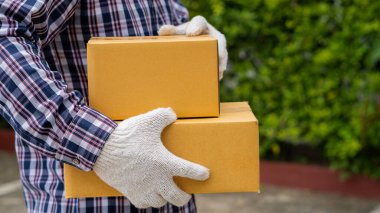 Çizgili gömlek ve eldiven giyen teslimatçı karantina, koronavirüs, kavram 2019-ncov