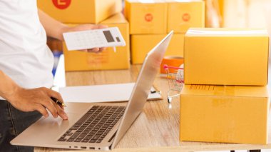 Sipariş alabilmek için kutularla ve dizüstü bilgisayarlarla Küçük İşletmeler Girişimciliği Asya KOBİ çalışması başlatılıyor. Ev, ofis, depo, çevrimiçi pazarlama paketi teslimatı, KOBİ e-ticaret kavramı.