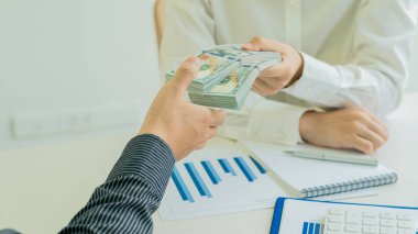 İş adamına Birleşik Devletler 'e çok yakın çok sayıda yüz dolarlık banknotlar teklif edildi. Rüşvet kavramı yozlaşmış..